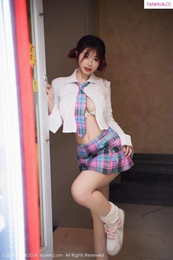 美七Mia  [XiuRen]高清写真图 2024.01.25 No.8015 美七Mia 短裙美腿第18张图片
